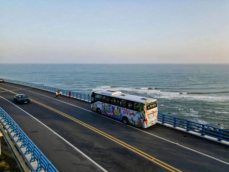 تشغيل الحافلة السياحية على الطريق السياحي الدائري لجزيرة هاينان رسميا